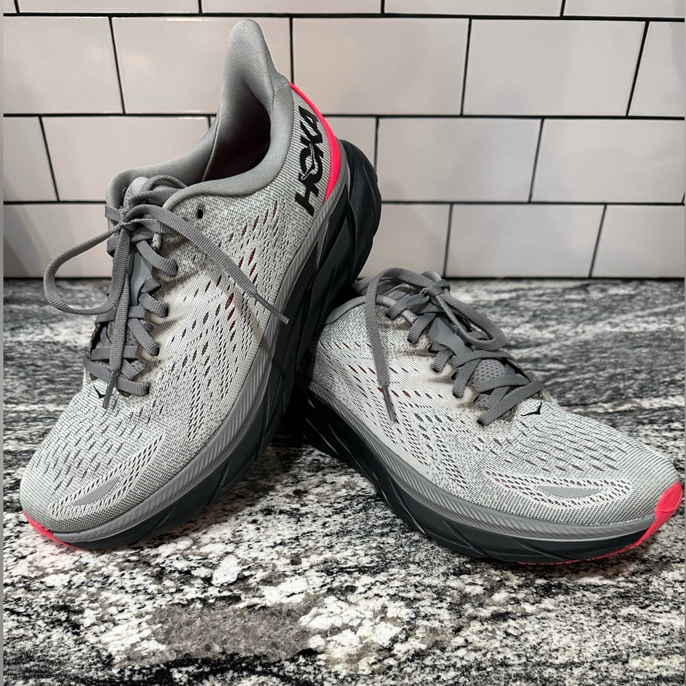 HOKA ONE ONE CLIFTON 8 GRAY AND PINK
RUNNING SHOES SIZE 8.5B